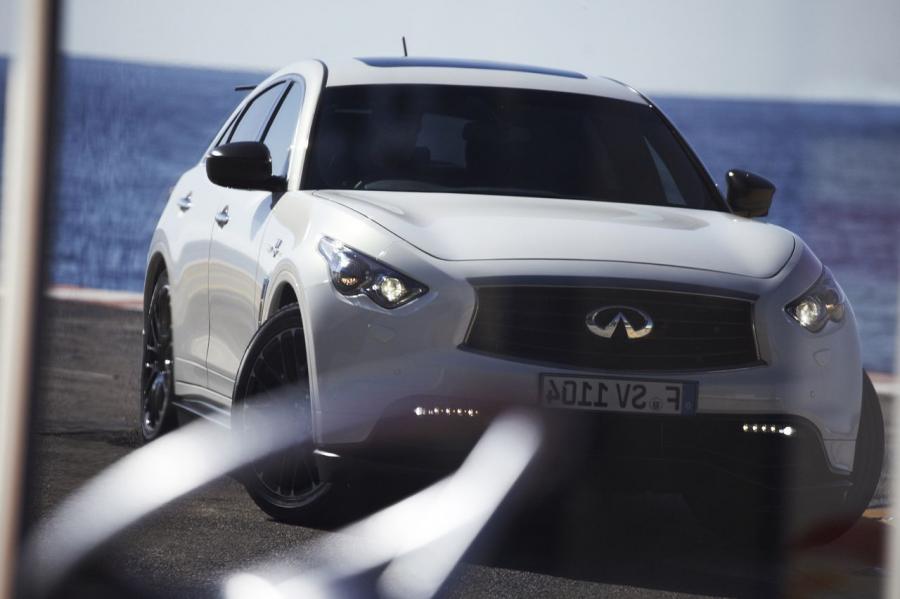  Infiniti FX50 S Sebastian Vettel Edition 2011 года  (фото 12 из 74)